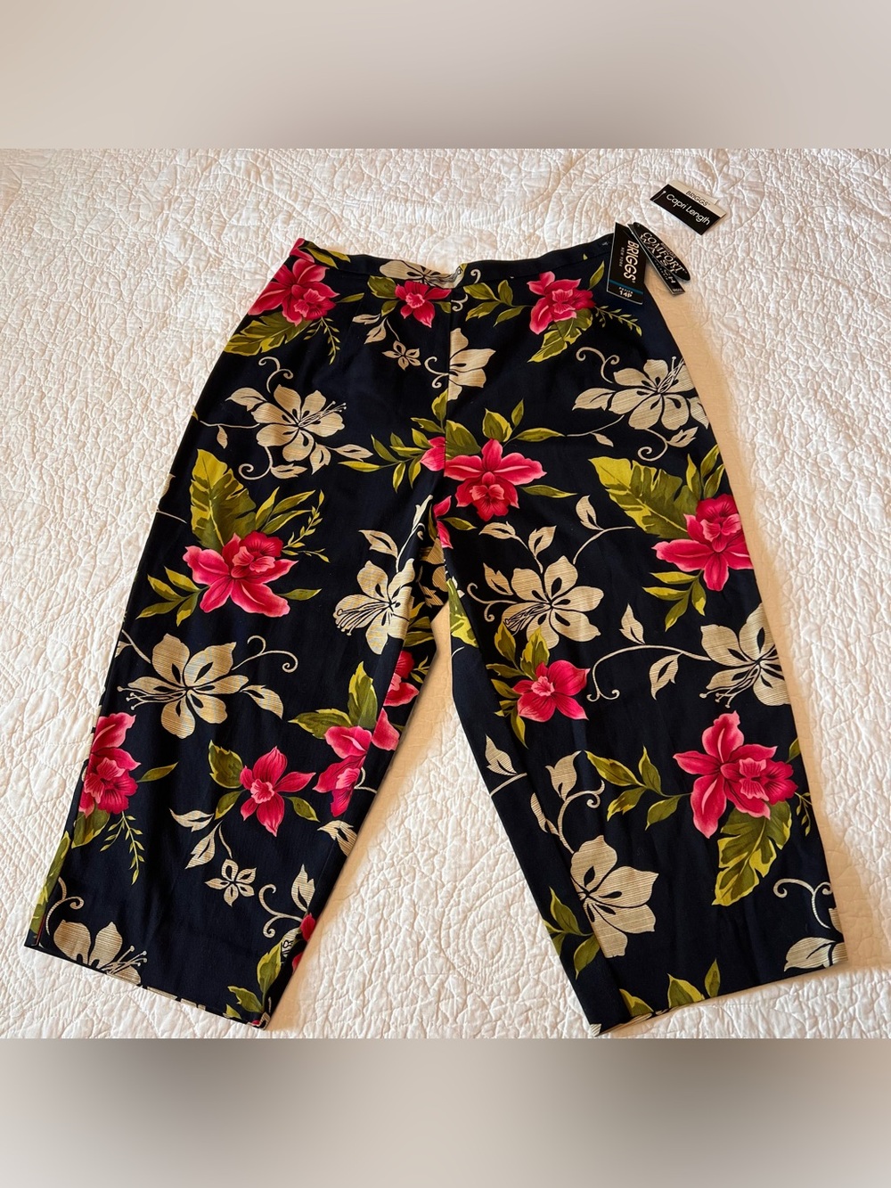 briggs women black floral comfort waist size 14 petite capri pants / shorts NWT